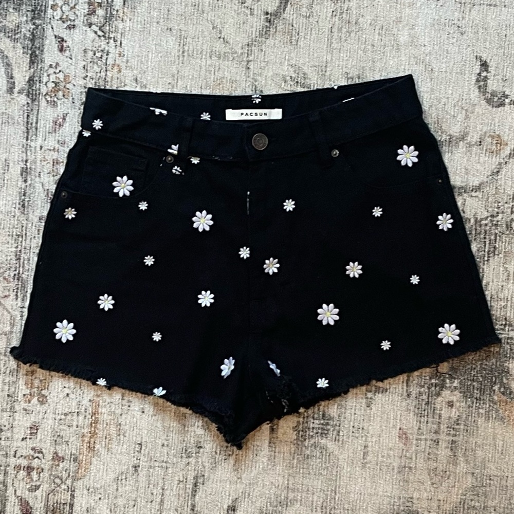 Black and white daisy print high rise shorts #daisyprint